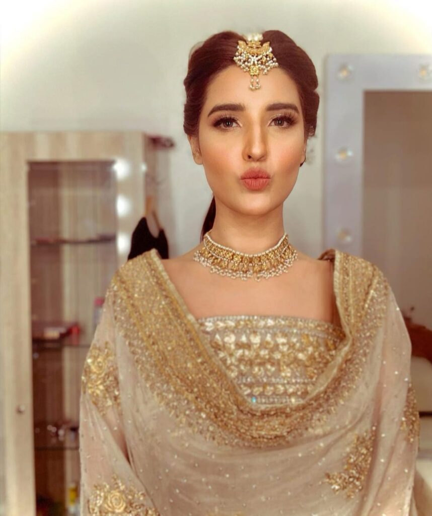 Hareem-Farooq-kiss