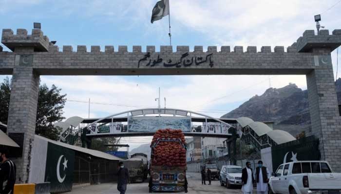 Pakistan dispatches 300-ton edibles to Afghanistan