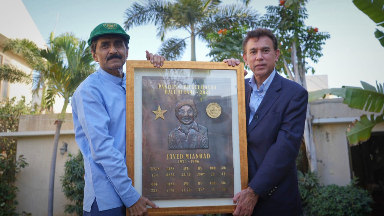 Javed Miandad officially inducted into PCB Hall of Fame
