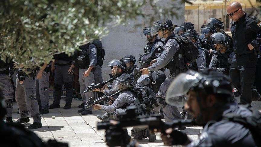 Israeli forces attack Al-Aqsa and arrest worshippers in a violent raid