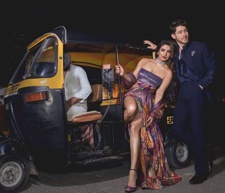 Hollywood Couple in auto rickshaw