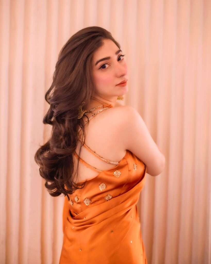 mariyam nafees shoulders Mariyam Nafees Saree Pictures